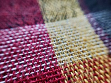 Fırtına sırasında pencere camında büyük yağmur damlaları vardı. Bulutların, yeşil ağaçların ve binaların manzarası. Fırtınalı bir günde yağmur damlalarının şehir manzarası pencereye düşer. Pencereye yağmur damlası. Cama yağmur damlaları. Otomotiv üzerine yağmur damlaları 