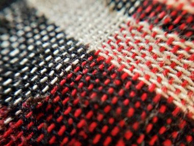 Fırtına sırasında pencere camında büyük yağmur damlaları vardı. Bulutların, yeşil ağaçların ve binaların manzarası. Fırtınalı bir günde yağmur damlalarının şehir manzarası pencereye düşer. Pencereye yağmur damlası. Cama yağmur damlaları. Otomotiv üzerine yağmur damlaları 