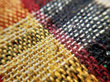 Fırtına sırasında pencere camında büyük yağmur damlaları vardı. Bulutların, yeşil ağaçların ve binaların manzarası. Fırtınalı bir günde yağmur damlalarının şehir manzarası pencereye düşer. Pencereye yağmur damlası. Cama yağmur damlaları. Otomotiv üzerine yağmur damlaları 