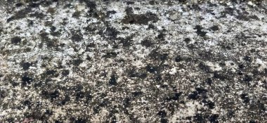 Şelale dokusu siyah arkaplanda izole edilmiş. Vektör gri beton dokusu. Taş duvar arka planı. Eski siyah duvar arka planı. Doku, siyah beyaz duvar, eski grunge doku arka planı. Harika bir arkaplan. Desenli metal yüzey yakın plan