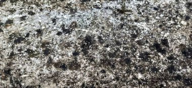 Şelale dokusu siyah arkaplanda izole edilmiş. Vektör gri beton dokusu. Taş duvar arka planı. Eski siyah duvar arka planı. Doku, siyah beyaz duvar, eski grunge doku arka planı. Harika bir arkaplan. Desenli metal yüzey yakın plan