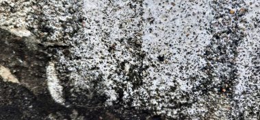 Şelale dokusu siyah arkaplanda izole edilmiş. Vektör gri beton dokusu. Taş duvar arka planı. Eski siyah duvar arka planı. Doku, siyah beyaz duvar, eski grunge doku arka planı. Harika bir arkaplan. Desenli metal yüzey 