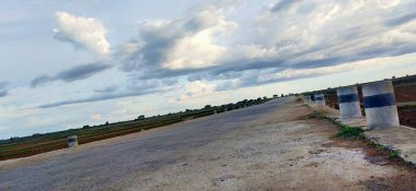 Bulutlu mavi gökyüzü bembeyaz. Gökyüzündeki güzel Cumulus Clous. Mavi Gökyüzü ve kullanım geçmişi. Narin bulutlar ve tropikal mavi gökyüzünde parlayan güneş. Gökyüzünde beyaz bulutlar güzel mavi gökyüzü ve beyaz kabarık bulutlar. Mavi gökyüzü panoram