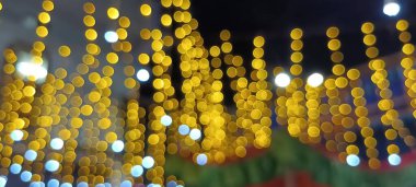 Ampullerin ışığına odaklanmak, Odaklanamayan Renkli Gece Ampulleri, Soyut Arkaplan. Mavi Basit Bokeh Soyut Arkaplanı. Orange Simple Bokeh Soyut Arkaplan, Road City Bulanık Bokeh Arkaplan. Odaklanamayan soyut altın bokeh ışıkları