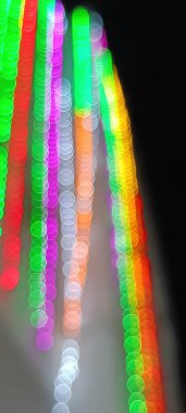 Ampullerin ışığına odaklanıyor. Soyut sahte arka plan, bulanık şehir ışıkları. Parlayan pırıltılı parlak arkaplanlı bulanık bir Noel arkaplanı. Bokeh odaklı soyut arkaplan bulanık renkli bokeh ışık arkaplanı renklendirici 