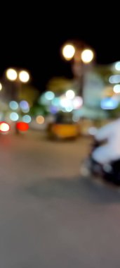 Ampullerin ışığına odaklanmak, Odaklanamayan Renkli Gece Ampulleri, Soyut Arkaplan. Mavi Basit Bokeh Soyut Arkaplanı. Orange Simple Bokeh Soyut Arkaplan, Road City Bulanık Bokeh Arkaplan. Odaklanamayan soyut altın bokeh ışıkları  