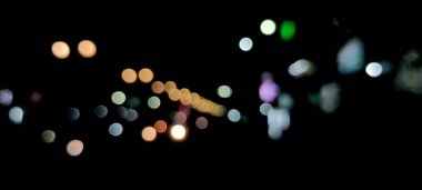 Ampullerin ışığına odaklanmak, Odaklanamayan Renkli Gece Ampulleri, Soyut Arkaplan. Mavi Basit Bokeh Soyut Arkaplanı. Orange Simple Bokeh Soyut Arkaplan, Road City Bulanık Bokeh Arkaplan. Odaklanamayan soyut altın bokeh ışıkları  