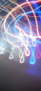 Mavi ve kırmızı ışıkta fotoğraf, uzun pozlu peri mavisi ve kırmızı ışıklar kıvrımlar ve dalgalar siyah arkaplanda. Uzun pozlu ışık resimli fotoğraf. Soyut hız aydınlatma gece hareketi Siyah arkaplan ile çoklu renkler. 