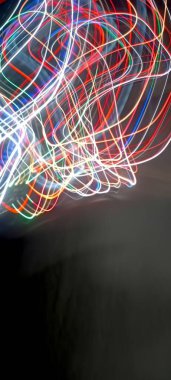 Mavi ve kırmızı ışıkta fotoğraf, uzun pozlu peri mavisi ve kırmızı ışıklar kıvrımlar ve dalgalar siyah arkaplanda. Uzun pozlu ışık resimli fotoğraf. Soyut hız aydınlatma gece hareketi Siyah arkaplan ile çoklu renkler. 