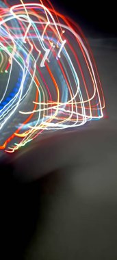 Mavi ve kırmızı ışıkta fotoğraf, uzun pozlu peri mavisi ve kırmızı ışıklar kıvrımlar ve dalgalar siyah arkaplanda. Uzun pozlu ışık resimli fotoğraf. Soyut hız aydınlatma gece hareketi Siyah arkaplan ile çoklu renkler. 