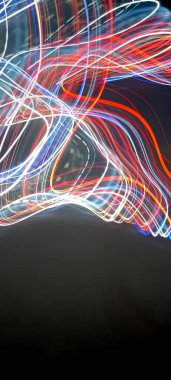 Mavi ve kırmızı ışıkta fotoğraf, uzun pozlu peri mavisi ve kırmızı ışıklar kıvrımlar ve dalgalar siyah arkaplanda. Uzun pozlu ışık resimli fotoğraf. Soyut pembe girdaplar. Uzun pozlu ışık resimli fotoğraf. Soyut pi