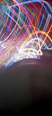 Koyu arkaplanda renkli ışık bokeh. Ampullerin ışığına odaklanıyor. Soyut sahte arka plan, bulanık şehir ışıkları. Parlayan pırıltılı parlak arkaplanlı bulanık bir Noel arkaplanı. Bokeh odaklı soyut arkaplan. Işıklar