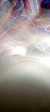 Koyu arkaplanda renkli ışık bokeh. Ampullerin ışığına odaklanıyor. Soyut sahte arka plan, bulanık şehir ışıkları. Parlayan pırıltılı parlak arkaplanlı bulanık bir Noel arkaplanı. Bokeh odaklı soyut arkaplan. Işıklar