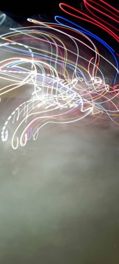 Koyu arkaplanda renkli ışık bokeh. Ampullerin ışığına odaklanıyor. Soyut sahte arka plan, bulanık şehir ışıkları. Parlayan pırıltılı parlak arkaplanlı bulanık bir Noel arkaplanı. Bokeh odaklı soyut arkaplan. Işıklar