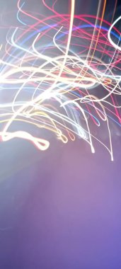 Koyu arkaplanda renkli ışık bokeh. Ampullerin ışığına odaklanıyor. Soyut sahte arka plan, bulanık şehir ışıkları. Parlayan pırıltılı parlak arkaplanlı bulanık bir Noel arkaplanı. Bokeh odaklı soyut arkaplan. Işıklar