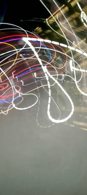 Koyu arkaplanda renkli ışık bokeh. Ampullerin ışığına odaklanıyor. Soyut sahte arka plan, bulanık şehir ışıkları. Parlayan pırıltılı parlak arkaplanlı bulanık bir Noel arkaplanı. Bokeh odaklı soyut arkaplan. Işıklar