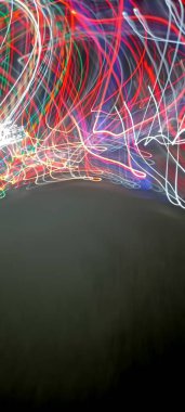 Koyu arkaplanda renkli ışık bokeh. Ampullerin ışığına odaklanıyor. Soyut sahte arka plan, bulanık şehir ışıkları. Parlayan pırıltılı parlak arkaplanlı bulanık bir Noel arkaplanı. Bokeh odaklı soyut arkaplan. Işıklar