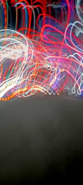 Koyu arkaplanda renkli ışık bokeh. Ampullerin ışığına odaklanıyor. Soyut sahte arka plan, bulanık şehir ışıkları. Parlayan pırıltılı parlak arkaplanlı bulanık bir Noel arkaplanı. Bokeh odaklı soyut arkaplan. Işıklar