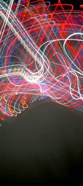 Koyu arkaplanda renkli ışık bokeh. Ampullerin ışığına odaklanıyor. Soyut sahte arka plan, bulanık şehir ışıkları. Parlayan pırıltılı parlak arkaplanlı bulanık bir Noel arkaplanı. Bokeh odaklı soyut arkaplan. Işıklar