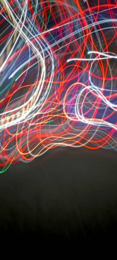 Koyu arkaplanda renkli ışık bokeh. Ampullerin ışığına odaklanıyor. Soyut sahte arka plan, bulanık şehir ışıkları. Parlayan pırıltılı parlak arkaplanlı bulanık bir Noel arkaplanı. Bokeh odaklı soyut arkaplan. Işıklar