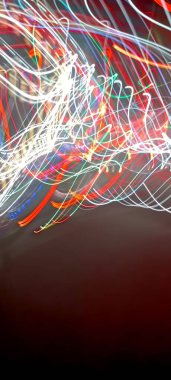 Koyu arkaplanda renkli ışık bokeh. Ampullerin ışığına odaklanıyor. Soyut sahte arka plan, bulanık şehir ışıkları. Parlayan pırıltılı parlak arkaplanlı bulanık bir Noel arkaplanı. Bokeh odaklı soyut arkaplan. Işıklar