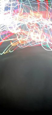 Koyu arkaplanda renkli ışık bokeh. Ampullerin ışığına odaklanıyor. Soyut sahte arka plan, bulanık şehir ışıkları. Parlayan pırıltılı parlak arkaplanlı bulanık bir Noel arkaplanı. Bokeh odaklı soyut arkaplan. Işıklar