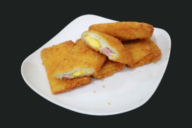 Rissole Mayonez ya da sosisli rissole, risol kabuğuna sarılmış ve dışarıda ekmek kırıntılarına sarılmış küçük bir köfte türüdür. Mayonez, haşlanmış yumurta ve sosisle dolu. Beyaz bir tabakta servis edildi.