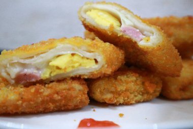 Rissole Mayonez ya da sosisli rissole, risol kabuğuna sarılmış ve dışarıda ekmek kırıntılarına sarılmış küçük bir köfte türüdür. Mayonez, haşlanmış yumurta ve sosisle dolu. Beyaz bir tabakta servis edildi.