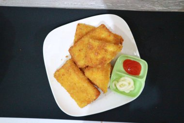 Rissole Mayonez ya da sosisli rissole, risol kabuğuna sarılmış ve dışarıda ekmek kırıntılarına sarılmış küçük bir köfte türüdür. Mayonez, haşlanmış yumurta ve sosisle dolu. Beyaz bir tabakta servis edildi.