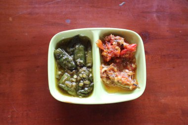 Sambal Tomat ve Sambal Ijo. Kızarmış acılı sos. Endonezyalı Sambal. Asya mutfağı