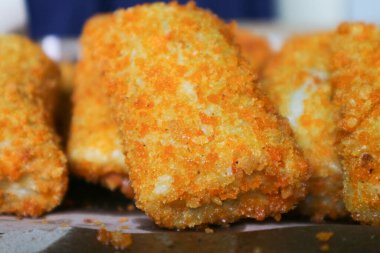 Rissole Mayonez (Risol Mayonez) 'i kapat. Sosisli rissole, risol kabuğuna sarılmış ve dışarıda ekmek kırıntılarına sarılmış küçük bir pati. Mayonez, haşlanmış yumurta ve sosisle dolu.