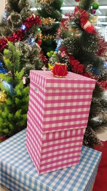 Noel hediyeleri alışveriş merkezinde sergileniyor.