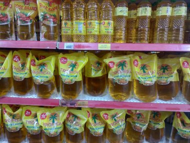 Bandung, Endonezya - 1 Kasım 2022: Süpermarkette yemek yağı sergileniyor