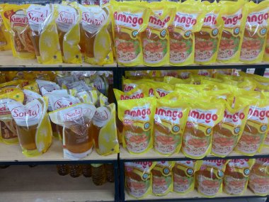 Bandung, Endonezya - 1 Kasım 2022: Süpermarkette yemek yağı sergileniyor
