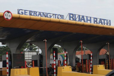 Bandung, Endonezya - 30 Mart 2023: Buah Batu mavi gökyüzü arka planlı geçiş kapısı