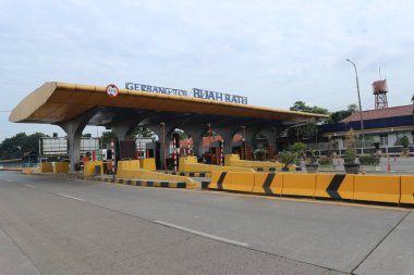 Bandung, Endonezya - 30 Mart 2023: Buah Batu mavi gökyüzü arka planlı geçiş kapısı