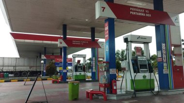 Bandung, Februari 7, 2023: Pertamina benzin istasyonu gişede dinleniyor.