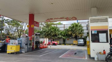 Bandung, Maret 29, 2023: Endonezya 'da mavi gökyüzü arka planına sahip kabuk benzin istasyonu