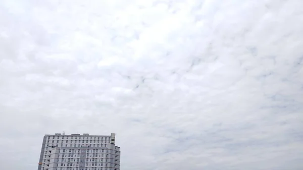 Bulutlar Beyaz Arkaplanlı Mimarinin Peyzaj Görüntüsü — Stok fotoğraf