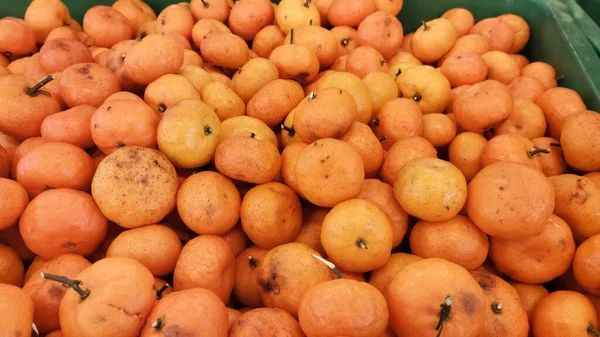 시장에 오렌지 더미의 주황색 — 스톡 사진