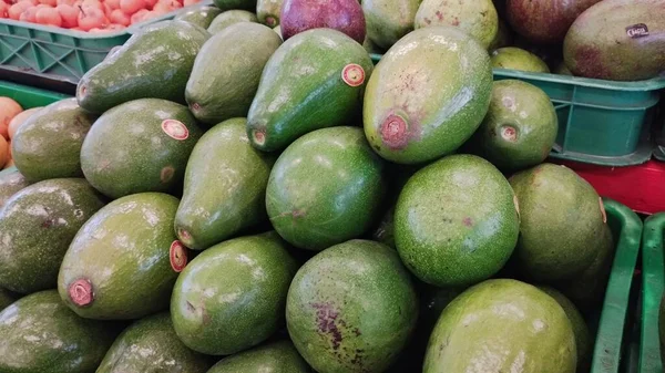 Großaufnahme Eines Haufens Avocado Auf Einem Markt Grüner Hintergrund Und — Stockfoto