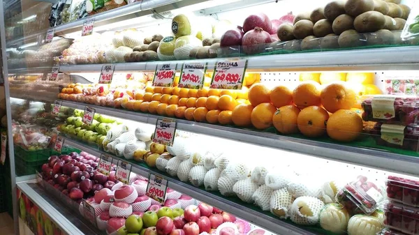 インドネシア バンドン2023年6月1日 色とりどりの新鮮な果物や野菜が並ぶスーパーマーケットの棚に果物が並ぶ — ストック写真