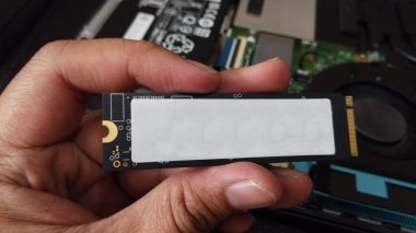SSD (Solid State Drive) M2, bilgisayar veya dizüstü bilgisayarın yüksek performanslı veri depolama bölümüdür.