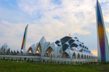Bandung, Endonezya - 20 Haziran 2023: Batı Java 'nın Mesjid Al Jabar adındaki en büyük camii Gedebage, Bandung City' de yer almaktadır..