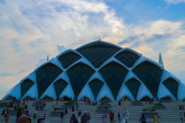 Bandung, Endonezya - 20 Haziran 2023: Batı Java 'nın Mesjid Al Jabar adındaki en büyük camii Gedebage, Bandung City' de yer almaktadır..