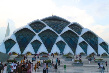 Bandung, Endonezya - 20 Haziran 2023: Batı Java 'nın Mesjid Al Jabar adındaki en büyük camii Gedebage, Bandung City' de yer almaktadır..