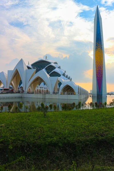 バンドン インドネシア 2023年6月20日 メシュ ジャバールと呼ばれる西ジャワ最大のモスクがバンドン市ゲデベージにあります — ストック写真