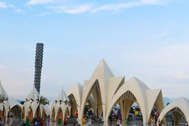 Bandung, Endonezya - 20 Haziran 2023: Batı Java 'nın Mesjid Al Jabar adındaki en büyük camii Gedebage, Bandung City' de yer almaktadır..
