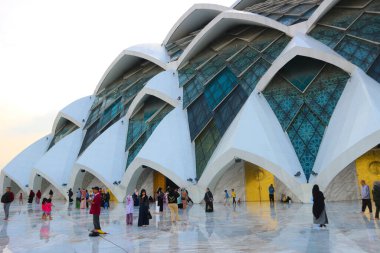 Bandung, Endonezya - 20 Haziran 2023: Batı Java 'nın Mesjid Al Jabar adındaki en büyük camii Gedebage, Bandung City' de yer almaktadır..