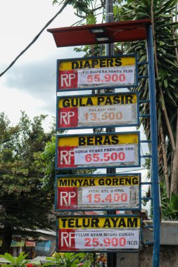 Yol kenarındaki bir süpermarkette fiyat tahtası